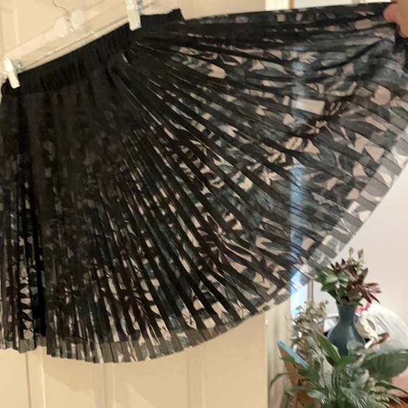 Max Studio pleated midi floral skirt M - Picture 2 of 3